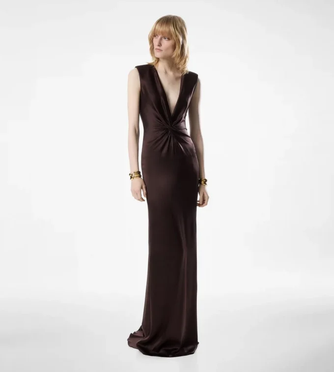 Ärmelloses Seiden-Abendkleid mit tiefem V-Ausschnitt und gedrehter Vorderseite