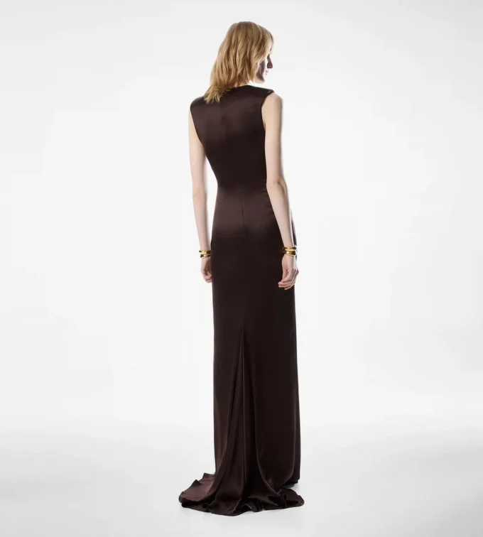 Ärmelloses Seiden-Abendkleid mit tiefem V-Ausschnitt und gedrehter Vorderseite
