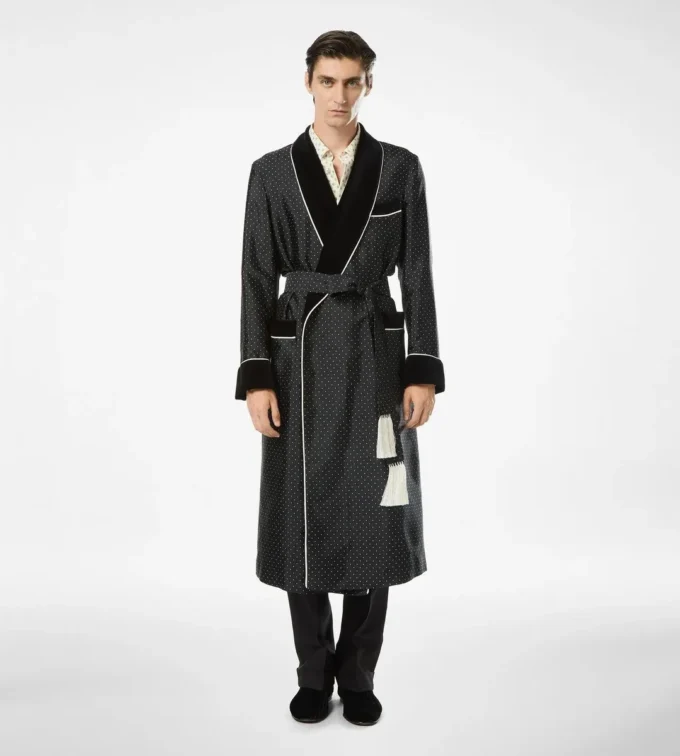 Seidenmantel mit Polka-Dot-Muster und Schalkragen