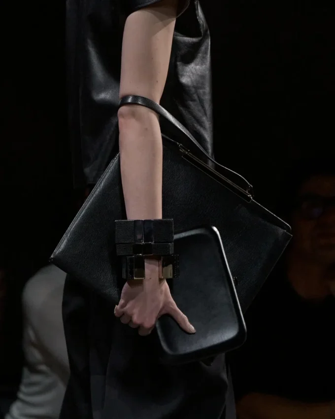 Supple Grain Leather Patrick Schultertasche