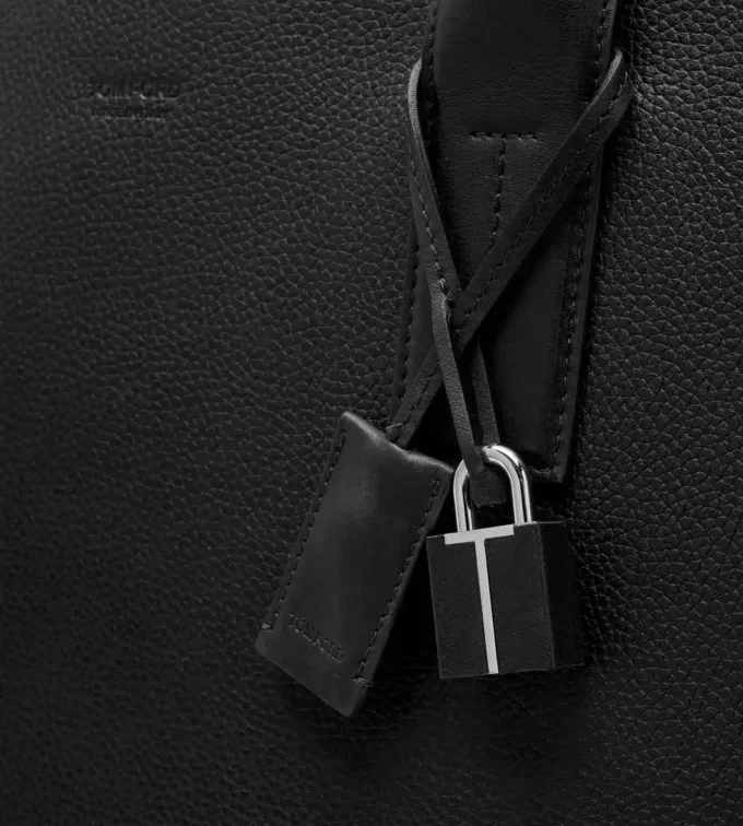 T-Line East-West Tote aus genarbtem Leder