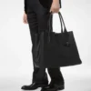 T-Line East-West Tote aus genarbtem Leder