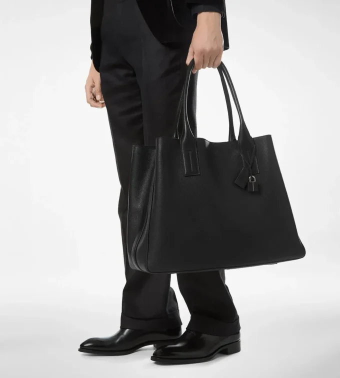 T-Line East-West Tote aus genarbtem Leder