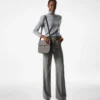 Tara Medium Crossbody aus genarbtem Leder