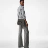 Tara Medium Crossbody aus genarbtem Leder