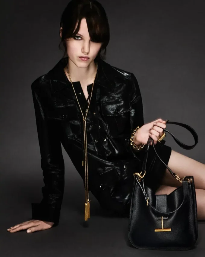 Tara Small Crossbody aus genarbtem Leder