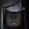 Tara Small Crossbody aus genarbtem Leder